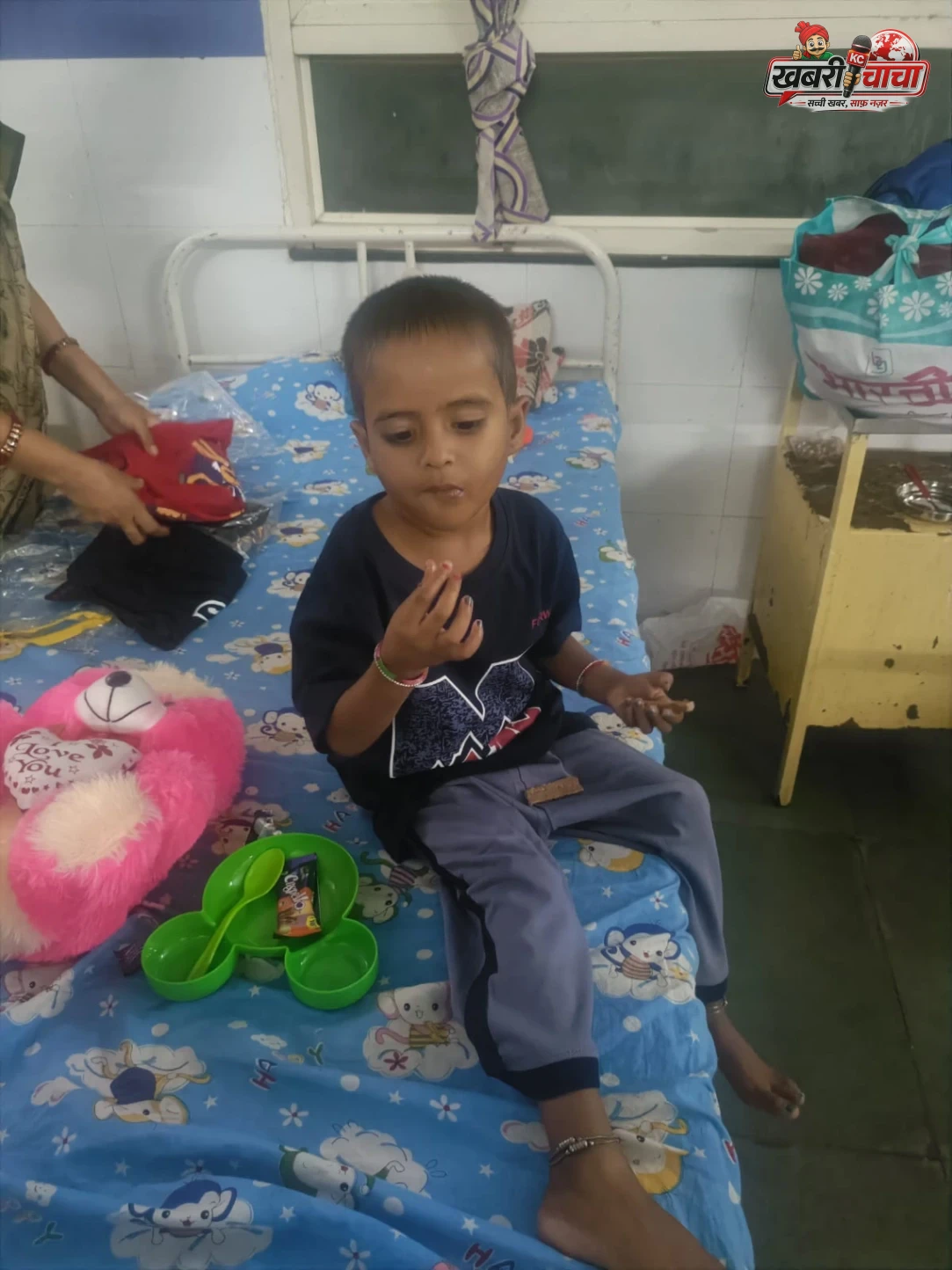 बस स्टैंड पर लावारिस मिली चार वर्षीय मासूम के लिए पहुंचाए नए कपड़े और खिलौने, एनआरसी पहुंचकर बढ़ाया हौसला
